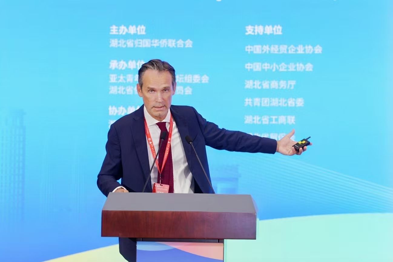 Asia-Pacific Entrepreneurs Forum — a delegate addressing the forum from the main stage — Hubei